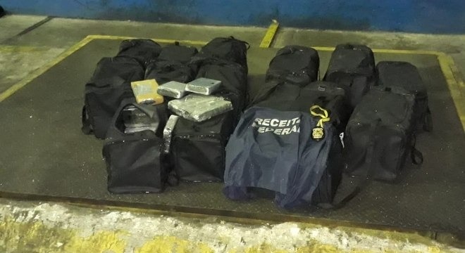 329 quilos de cocaína escondida em um contêiner no Porto de Santos. Divulgação/Receita Federal
