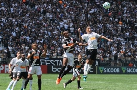Corinthians vence o Vasco e entra no G4 do Brasileiro Ralf sobe de cabeça, antes de marcar o gol corintiano
Peter Leone/Agência Estado