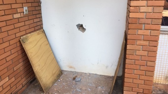 Suspeitos fazem buraco para invadir agência bancária em município de MS Suspeitos fazem buraco para invadir agência bancária em município de MS