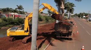 Na Ernesto Geisel, máquinas avançam em obra graças à parceria entre Governo e Prefeitura Obra destravada pelo programa Juntos por Campo Grande, que conta com o apoio da Câmara Municipal, fará o controle de enchentes, conterá assoreamento e reconstruirá avenida.