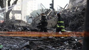 Acidente doméstico é principal hipótese para incêndio em prédio que desabou Bombeiros isolam ruas no Centro de SP após incêndio que derrubou prédio na região (Foto: Marcelo Brandt/G1)