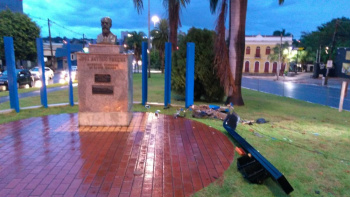 Carro derrubou sinaleiro e mureta em canteiro central (Foto: Osvaldo Nóbrega)