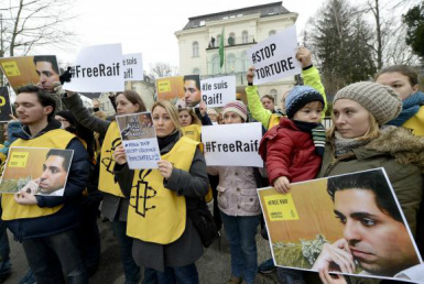Em  frente  à  Embaixada  da  Arábia  Saudita  em  Viena,  manifestantes  protestam  contra  flagelação do
blogueiro Raif Badawi, acusado de insultar o Irã EPA/Agência Lusa/Roland Schlager/Direitos Reservados