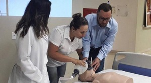 Médicos e enfermeiros recebem atualização internacional de reanimação cardiopulmonar Médicos e enfermeiros recebem atualização internacional de reanimação cardiopulmonar