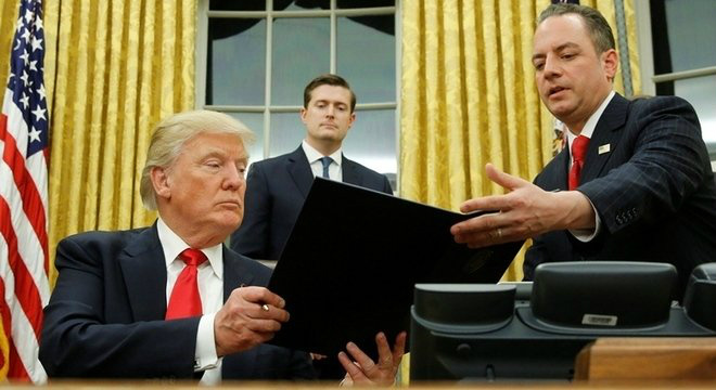 Donald Trump assina primeiro ato contra o Obamacare Jonathan Ernst