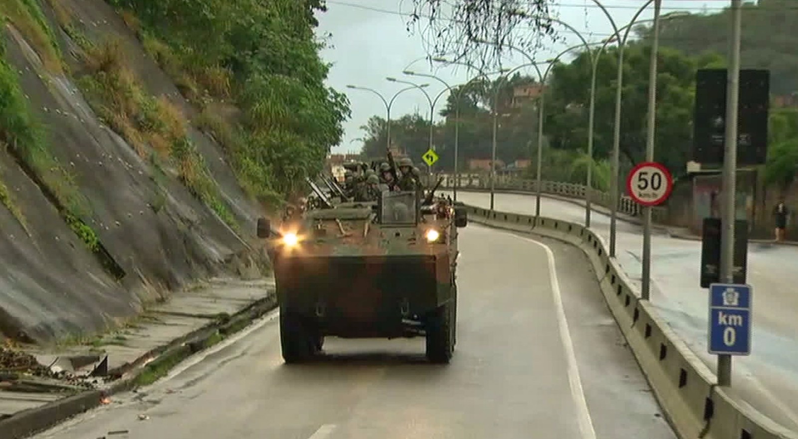 Blindado do Exército na Autoestrada Grajaú-Jacarepaguá (Foto: Reprodução)