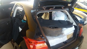 Rapaz e esposa grávida são presos com 560 kg de maconha Carro do casal era roubado e estava lotado de maconha (Foto: PRF/Divulgação)