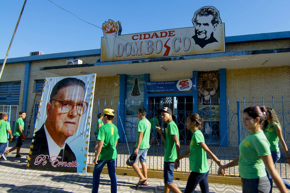Parceira da Cidade Dom Bosco, Prefeitura participa de abraço simbólico Obra social foi idealizada pelo padre salesiano Ernesto Sassida (Foto: Renê Marcio Carneiro)