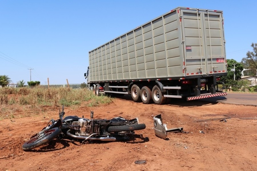 Motociclista fica gravemente ferido ao colidir em caminhão na MS-141 Ivinotícias