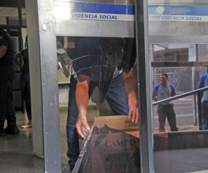 Mulher destrói entrada do INSS após ter acesso barrado por segurança Foto: Valdenir Rezende / Correio do Estado