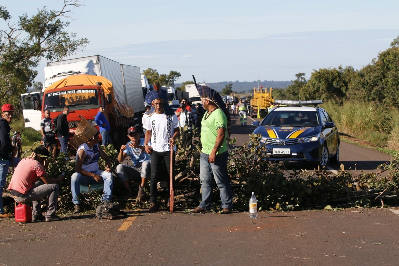 Indígenas bloqueiam BR-163 na saída para Jaraguari