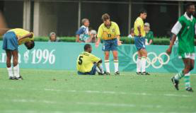 Em casa, futebol buscará superar tentativas frustradas do ouro olímpico Sávio (camisa 11) tentando consolar Flávio Conceição da Seleção Brasileira de Futebol, após a derrota contra a Nigéria em Atlanta (Foto:Arquivo pessoal)