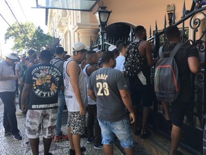 Torcedores invadem treino do Vasco em São Januário e abordam Zé Ricardo Torcedores invadem São Januário para cobrar jogadores e presidente do Vasco
