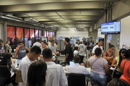 A 12 dias do fim da biometria, 128,5 mil podem perder título Memorial vive cheio de quem procura pelo serviço; no Fórum Eleitoral, atendimento foi ampliado - Foto: Valdenir Rezende / Correio do Estado