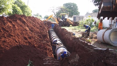 Prefeitura inicia pavimentação e acaba com espera de 20 anos dos moradores do Santa Luzia