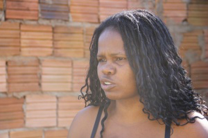 Jovem morreu ao impedir trio de usar bíblia para fumar maconha, diz família Orizete de Oliveira, mãe do jovem morto (Foto: Marcos Ermínio)
