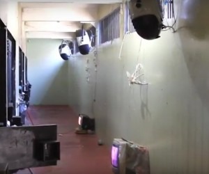Climatizadores em cela de delegacia não foram instalados pelo Governo Foto: Reprodução
