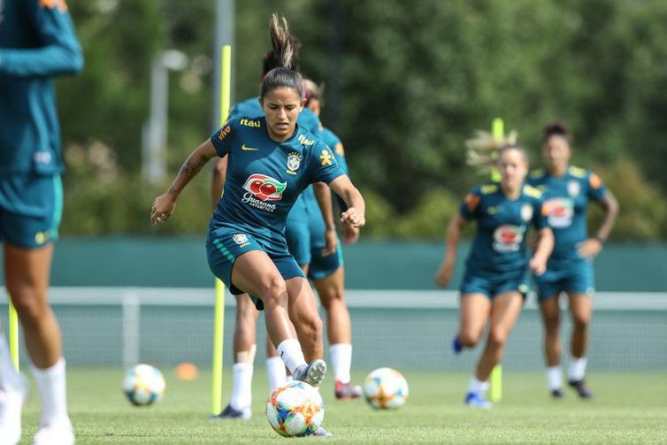 Com o grupo completo, seleção feminina faz primeiro treino em Grenoble Hoje (7), na parte da tarde, as jogadoras voltam a treinar no Stade Paul Bourgeat, em Grenoble, na França. - Divulgação CBF