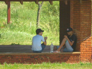 Com um tereré no parque para fugir do calor. (Foto: Rodrigo Bossolani)