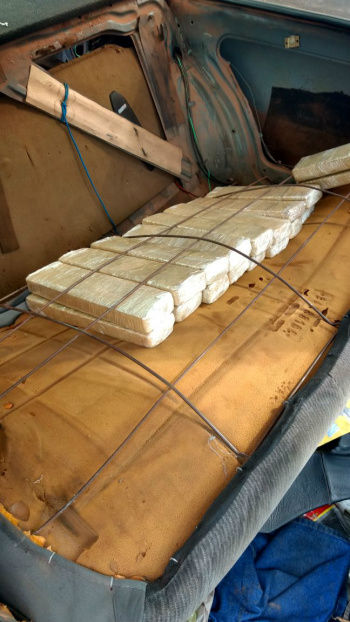 Os tabletes de maconha estavam nas laterais do veículo, embaixo do banco e na caixa de som. PM/Divulgação