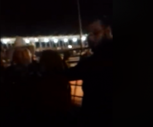 Por causa de comentário em Facebook, prefeito dá soco em homem Vídeo mostra prefeito sendo segurado por um homem e uma mulher - Foto: Reprodução