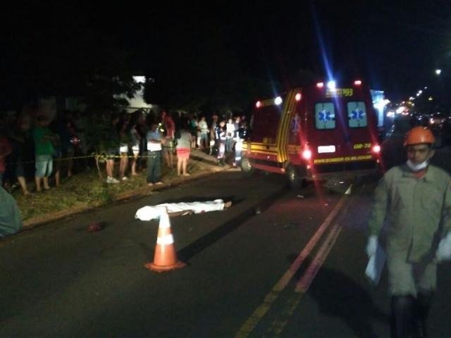 Colisão entre motocicleta e veículo mata duas pessoas em avenida Colisão entre motocicleta e veículo mata duas pessoas em avenida