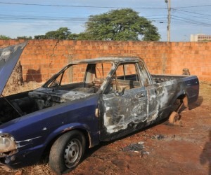 Carro é destruído por incêndio em terreno baldio no Bairro Guanandi Foto: Valdenir Rezende