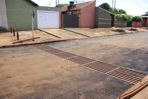 Boca de dragão é recuperado e trecho da Rua Natal é liberado Capitação de água na Rua Natal é refeito e trecho da rua está liberado (Foto: Chico Leite/Assecom)
