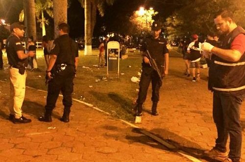 Tiroteio na fronteira deixa um morto e quatro feridos durante festa eletrônica Tiroteio na fronteira deixa um morto e quatro feridos durante festa eletrônica