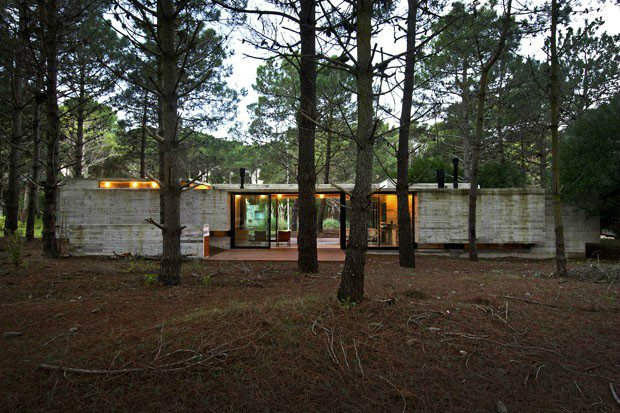 Arquiteto alivia o calor em casa com marquise de concreto e muito vidro Arquiteto alivia o calor em casa com marquise de concreto e muito vidro