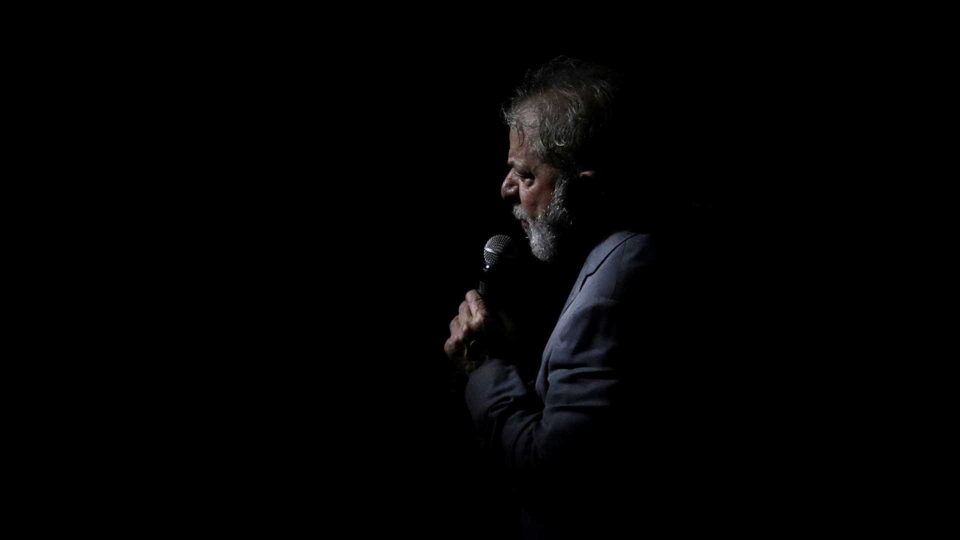 Conheça os livros que Lula está lendo na prisão Foto: DR