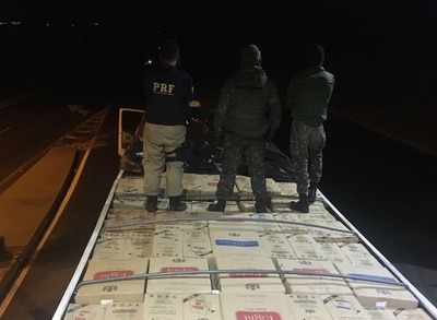 Ação entre PRF e Exército apreende carregamento de 500 mil maços de cigarros Ação entre PRF e Exército apreende carregamento de 500 mil maços de cigarros