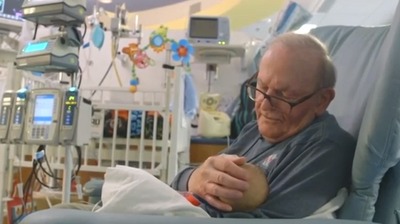 Nos EUA, aposentado ajuda em hospital como ‘Vovô UTI', confortando pequenos pacientes Divulgação