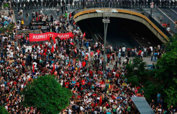 Foto: Nacho Doce/Reuters PMs utilizou bombas de gás e efeito moral. Houve tumulto, correria e quebra-quebra na região central.