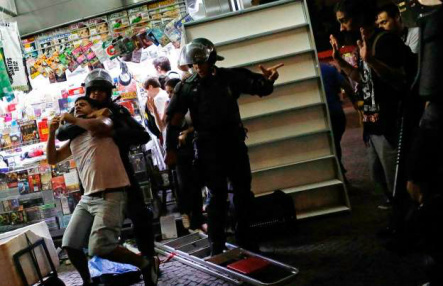 Nacho Doce/Reuters Polícia prende manifestantes em São Paulo.