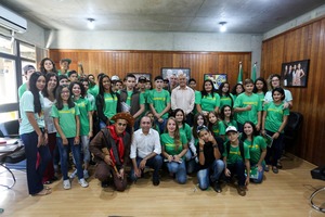 Em dia diferente, alunos vivenciam na prática a rotina da administração pública Foto oficial dos estudantes como secretário da SAD e outros integrantes da equipe da secretaria.