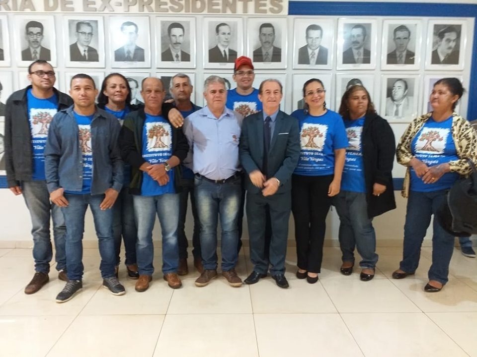 Bebeto e membros do Instituto Semear comemoram título de Utilidade Pública, aprovado na Câmara [Foto: João Pires]