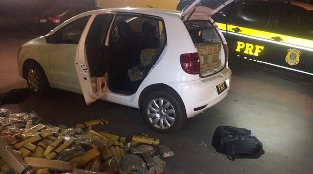 Carro com mais de 600 kg de drogas é apreendido na BR-463 Carro com mais de 600 kg de drogas é apreendido na BR-463