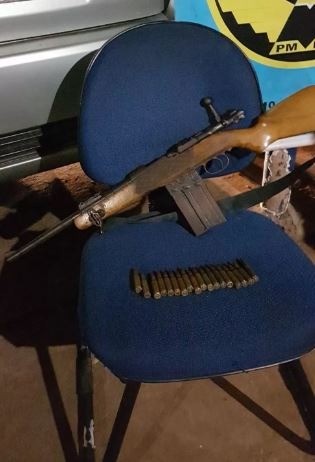 Casal é preso em MS com fuzil e maconha que seriam entregues em MG Fuzil e munições apreendidos em MS com casal (Foto: PRE/ Divulgação)