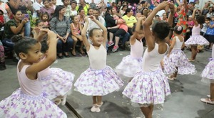 Mulheres afirmam que Rede Solidária é verdadeiro presente de Dia das Mães Vice-governadora participou de homenagem feita pelo projeto às mães de crianças e adolescentes atendidos, que falaram sobre importância do trabalho na vida dos filhos.
Fotos Leca