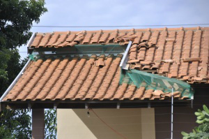 Casas afetadas por temporal de quinta-feira ainda apresentam danos Telhado de algumas casas ainda registram danos devido ao vendaval da semana passada. (Foto:Marcelo Calazans)