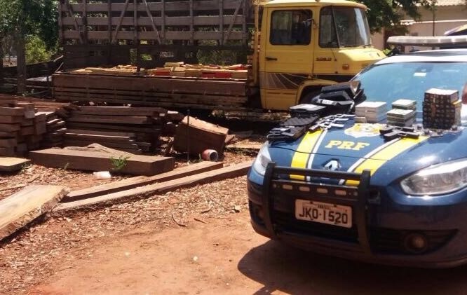 Homem é preso levando maconha e pistolas em caminhão boiadeiro