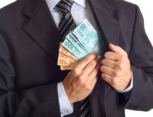 Projeto de Fábio Trad na Câmara qualifica enriquecimento ilícito como crime Texto prevê pena de quatro a oito anos e multa para servidor público que tiver sob seu domínio, posse e propriedade bens e valores incompatíveis com seus rendimentos
