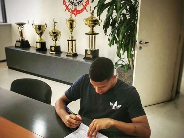 Corinthians contrata zagueiro douradense para reforçar a base Corinthians contrata zagueiro douradense para reforçar a base