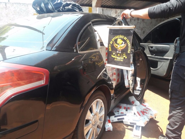 DOF apreende 1200 pacotes de cigarros em veículo de luxo