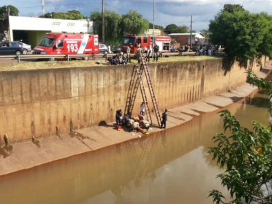Motociclista bate em árvore, namorada cai em córrego e seu estado é grave Jovem é resgatada de córrego após cair de moto. (Foto:Cleber Klajus)