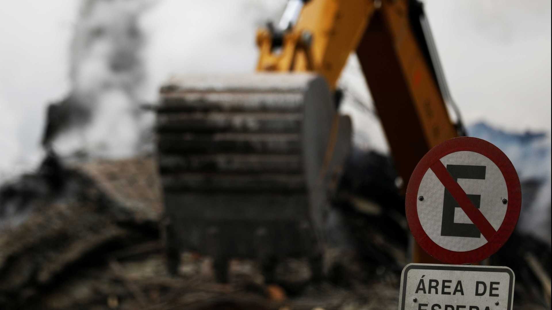 Trabalho dos bombeiros em prédio que caiu deve terminar neste domingo Reuters / Nacho Doce