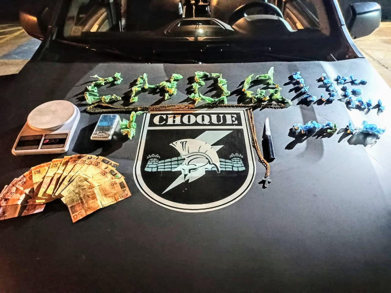 Traficante é preso no momento que comercializava papelotes de cocaína Traficante é preso no momento que comercializava papelotes de cocaína