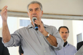 Servidor que faltar terá de repor ou terá ponto cortado, avisa governador Azambuja e Marquinhos (ao fundo) entregaram residencial hoje em Campo Grande. (Foto: Marcos Ermínio)