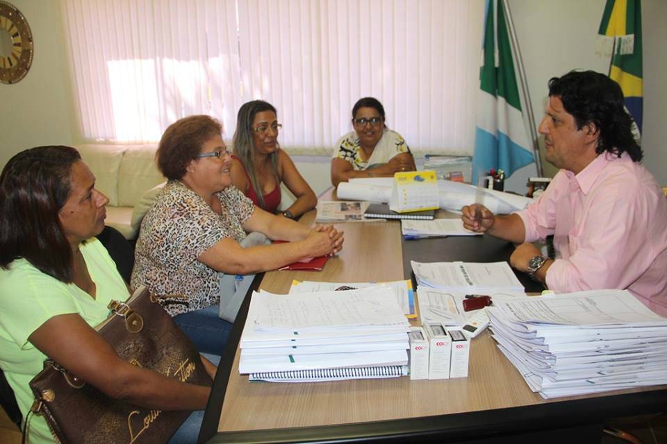 Prefeito de Navirai Leo Matos, conversa com as professoras que foram enganadas (Foto: Divulgação/Assessoria)